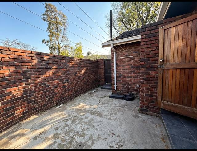 4 BEDROOM HOUSE FOR SALE IN VAN RIEBEECK PARK